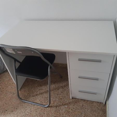 Room In Guest Room - Peaceful Accommodation In Madrid Near Atocha Esterno foto