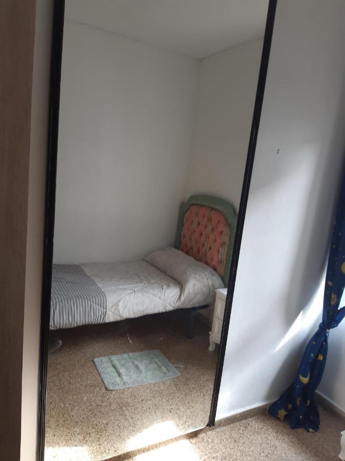 Room In Guest Room - Peaceful Accommodation In Madrid Near Atocha Esterno foto