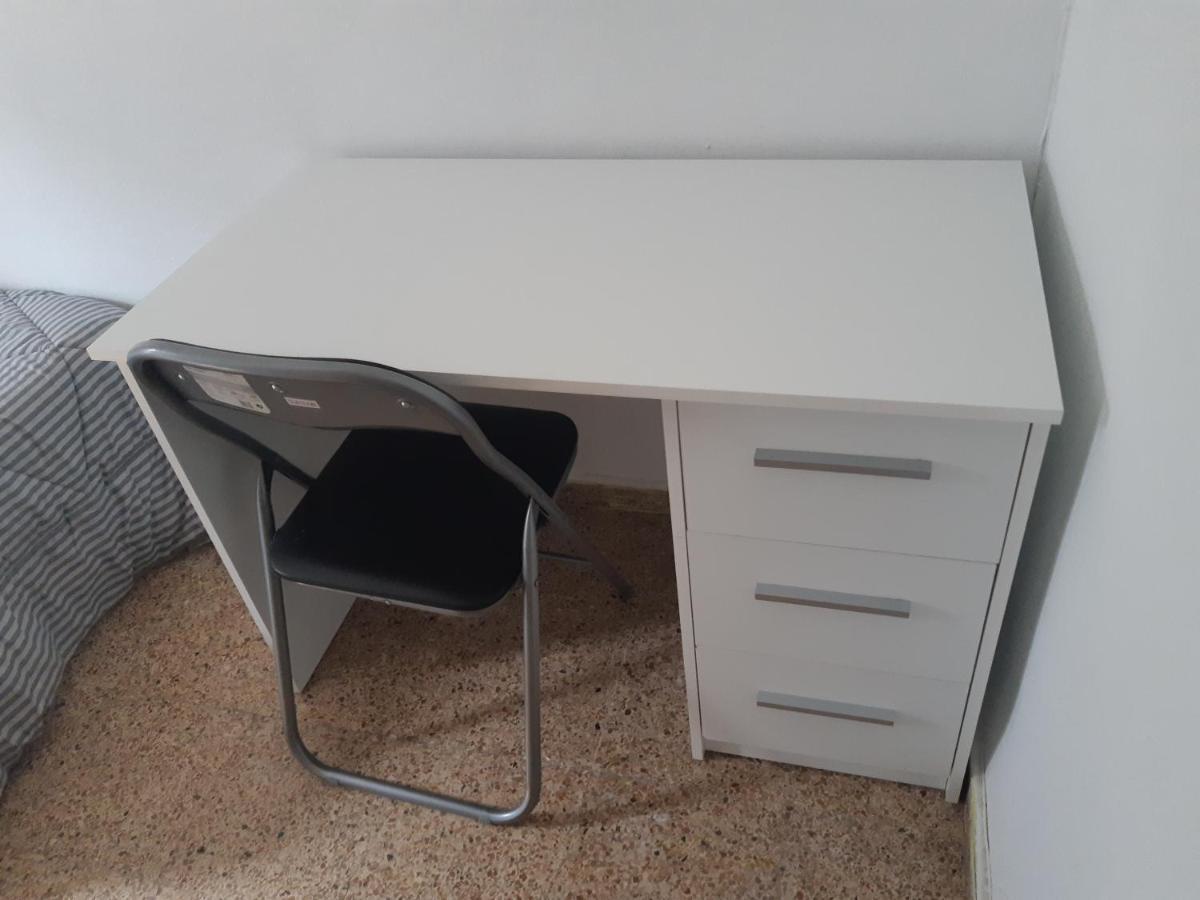 Room In Guest Room - Peaceful Accommodation In Madrid Near Atocha Esterno foto